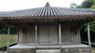 戦災の跡は見られないが