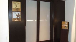 １５番搭乗口近くに出口があります