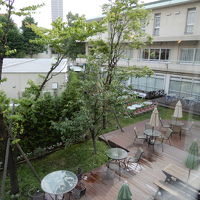 中庭がビアフェスティバルの会場になります