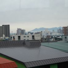 旭川駅手前で車窓に見える大雪山