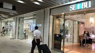 レストラン街の平日ランチは空いてます