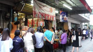 駅の下に屋台が並んでいました