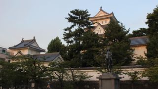 大垣城の前にあり武将の銅像