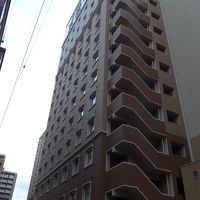 ホテルの駐車場側から見た建物・全景