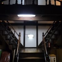 2階に通じるY字型階段と渡り廊下。