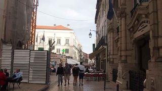 地元のこなれたレストランやカフェが並ぶ通り