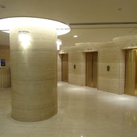 大理石造りのエレベーターホール