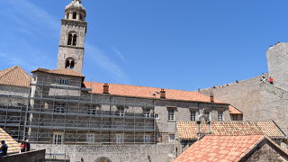 かっては城壁の外にあった修道院