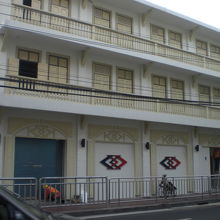 ワットマンコン駅の工事の状況です。工事従事者が働いている状況