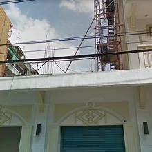 地上部分の一部は、工事が続行されています。足場が見えます。