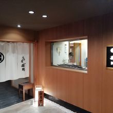 浜松駅南口のビルの2階にあります