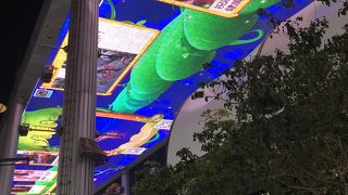 ド派手な天井スクリーン。