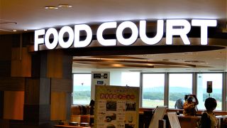 飛行機を見ながら食事ができます