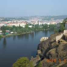 展望台からヴルタヴァ川とプラハ市街を遠望
