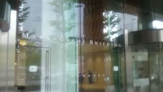 丸の内側で一番最初に開発されたのがこちらのビル