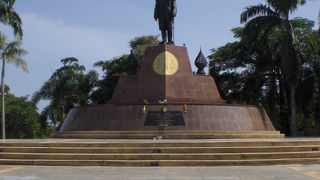 ラーマ３世の銅像が立てられている記念公園が、サッタヒープにあります。