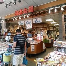 熱海駅前、一番手前のアーケード街にあります。