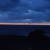 2階の部屋からの夜明け前の景色