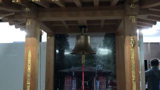 丸池湧水の近くにある駅