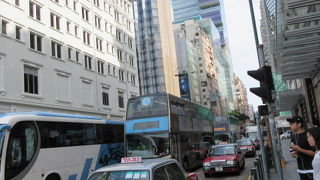 九龍側のメインストリート、渋滞してます。バスが多い。