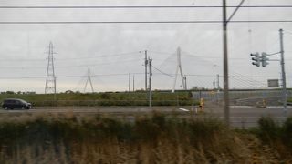 函館線の車内からも目立ちます