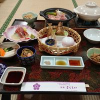 焼きものは鶏肉、その隣はさんまと秋野菜の朴葉味噌。