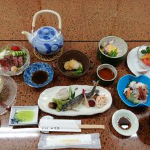 夕食（少な目な分少し安いプラン、でもこれだけのボリューム)