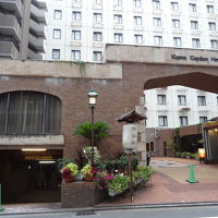 ホテルの正面ゲート　右側が中華料理レストラン