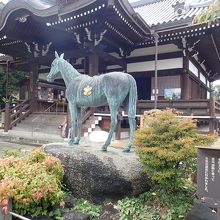 聖徳太子の愛馬だったという黒の駒像
