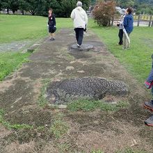 礎石跡を歩く