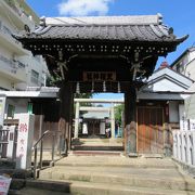 立派な神門があり境内に桃祖神社もあります