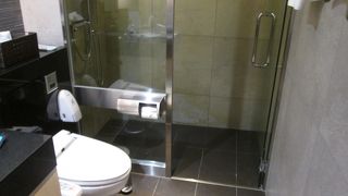 シャワーで１日の汚れを落とす