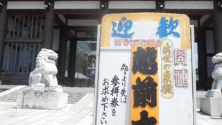 入口の大きな門