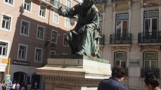リスボン生まれの現代詩人の銅像