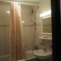 シャワーを浴びるとカーテンと床がビショビショになりました