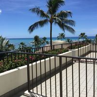 大きなベランダから海を臨む