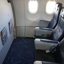 最前列はかなり広いこれで1000円程度なら払うべし