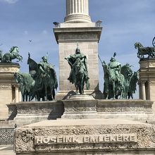 マジャール民族の７つの部族長の騎馬像。