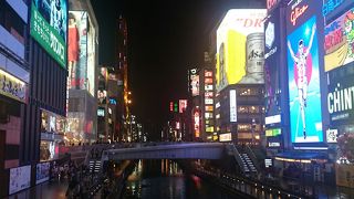 道頓堀川沿いの遊歩道