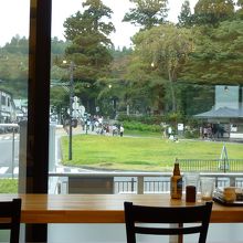 ガラス張りの清潔感のあるレストランです。