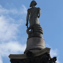 広場の象徴のネルソン像