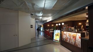 ターミナル工事中につき奥まった位置に。その分空いています