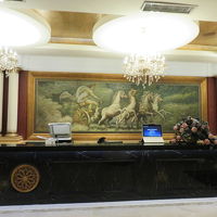 フロント　中世を思わせる絵画　スタッフが隠れてたが・・・