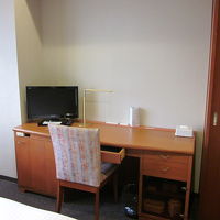 デスクは中央に、広くて使い易い！