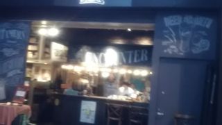 通路に面したオープンスタイルなのでとても開放的なお店