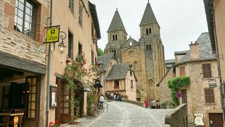 【コンク】ロット渓谷に佇むロマネスク教会