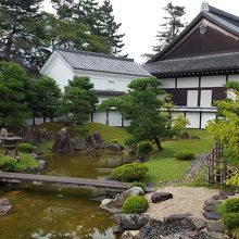 通用口から入っていける天光室からの庭園