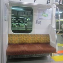 まあ、ロングシートがメインですわな…。