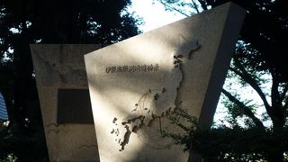 芝丸山古墳の中に碑がありました