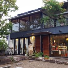 一見店舗に見えないガラスばりのお店が、とてもお洒落。